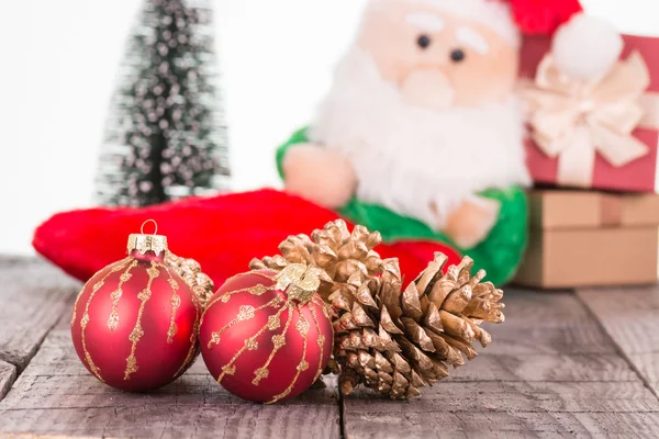 Noel baubles ve Noel Baba oyuncak kapat — Stok fotoğraf