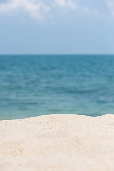Písčitá pláž s pozadím modré moře — Stock fotografie