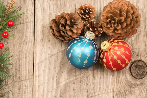 Renkli Noel baubles ve çam kozalakları — Stok fotoğraf