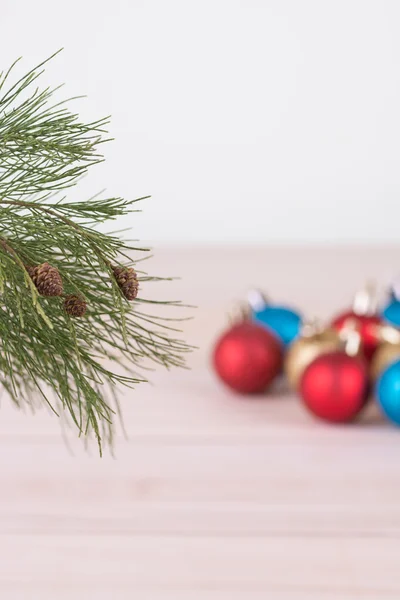 Çam ağacı dalı ile kırmızı, mavi ve altın Noel baubles arka plan — Stok fotoğraf