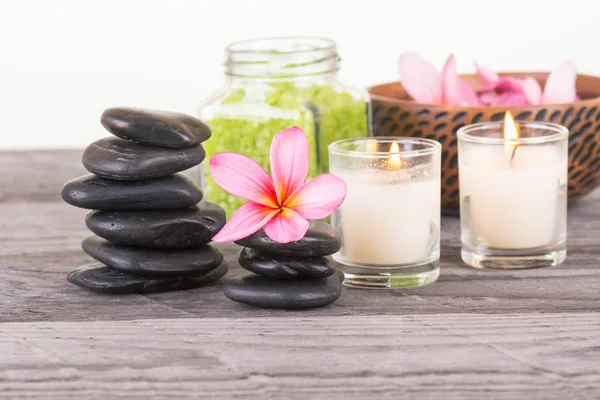 Plumeria flores, sal de banho verde e pedras pretas close-up — Fotografia de Stock