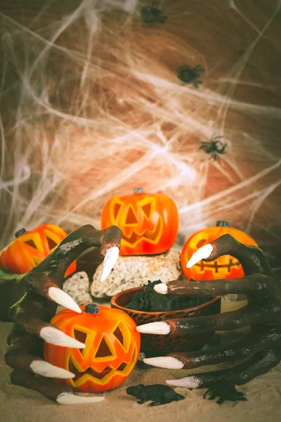 Halloween-Hexenhände und Laterne — Stockfoto