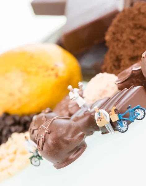 Miniature pastry chefs and cocoa — Stock Photo, Image