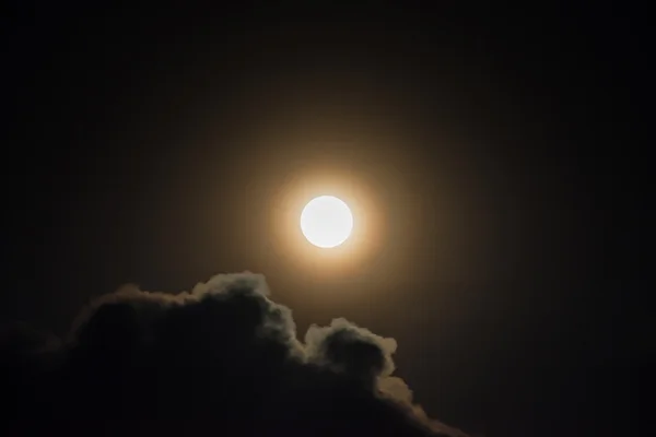 Luna piena splendente e nuvole — Foto Stock