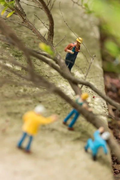 Miniaturarbeiter räumen umgestürzte Bäume weg — Stockfoto