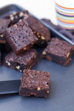 fırın tepsisindeki kare huysuz kek