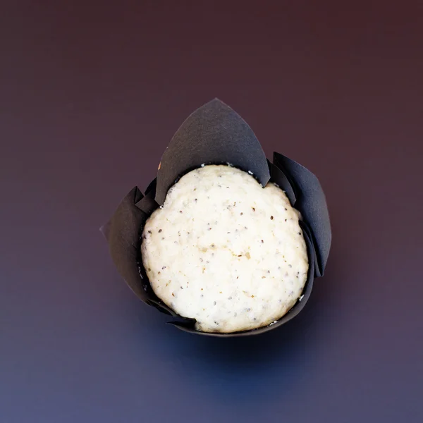 koyu arka plan üzerinde beyaz cupcake