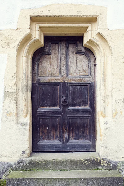 Puerta de madera vieja con perilla de metal en la iglesia fortificada Prejmer, condado de Brasov, Rumania —  Fotos de Stock