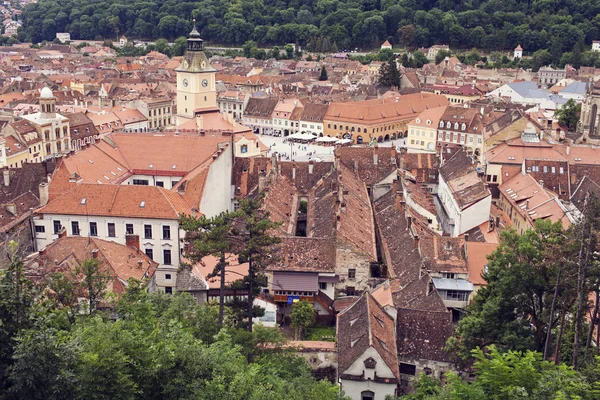çatı üstleri ve Piata Sfatului'deki (Belediye Meydanı) Brasov görüntüsü