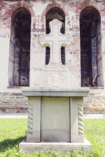 Moldovita Manastırı boyalı kilise duvar önünde taş haç yakın görüntü