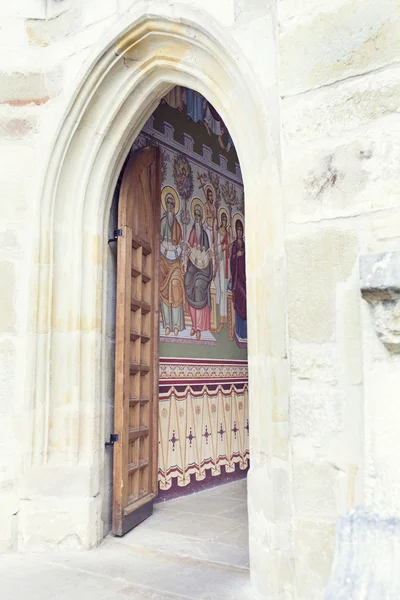 Açık ahşap kapı boyalı duvar Putna Manastırı, Bucovina, Romanya açığa