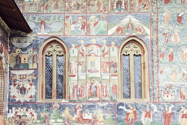 Detaylı boyalı duvar duvar ve Sucevita Manastırı yansıma
