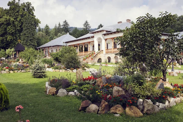 Jardin intérieur du monastère Varatec, Moldavie, Roumanie Photo De Stock