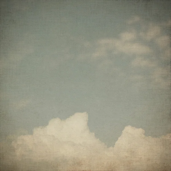 Fondo vintage textura de papel viejo con cielo pálido y nubes blancas pintura vintage — Foto de Stock