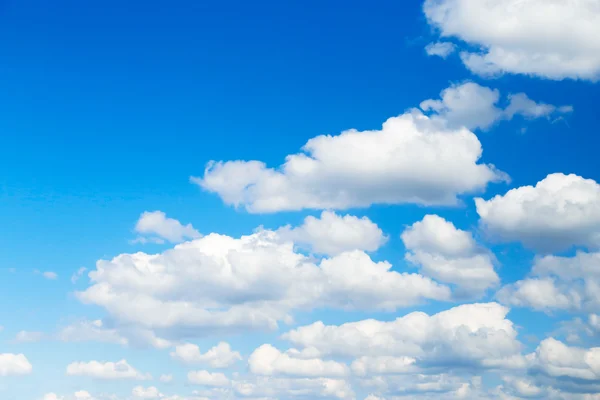 Witte wolken in blauwe lucht achtergrond — Stockfoto