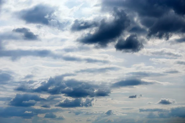 Голубое небо с облаками бурная погода — стоковое фото