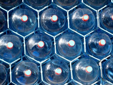 Bir yığın arıtılmış içme suyu soğutucu ve su dağıtıcıları için 5 galon plastik şişe.