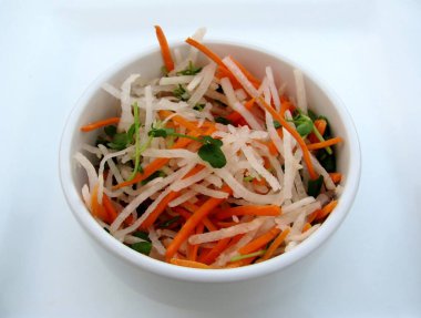 Daikon, jicama ve havuç salatası. Sağlıklı vejetaryen yemekleri.