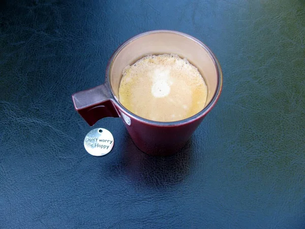 Κόκκινο Φλιτζάνι Καφέ Espresso Μαύρο Φόντο Είναι Ευτυχής Συμβολική — Φωτογραφία Αρχείου