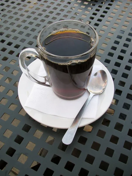 Kawa Parzona Przezroczystej Szklanej Filiżance Metalowym Stole Patio — Zdjęcie stockowe