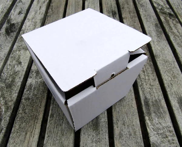 Kotak Surat Kardus Putih Lantai Dek Kayu — Stok Foto