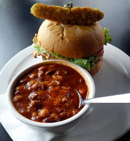 Chilli Polévka Fazolemi Burger Smažená Okurka Obědu — Stock fotografie