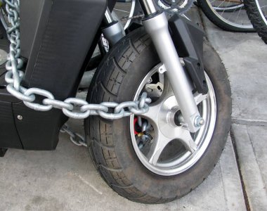 Caddeye park etmiş motosiklet hırsızlığı karşıtı zincir.