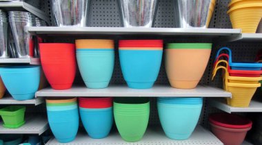 Renkli plastik saksılar ve saksılarda sallanan saksılar.