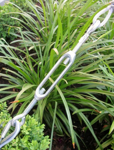 Link Kabel Ditarik Terhadap Rumput Hijau Eye Eye Turnbuckle Pengikat — Stok Foto