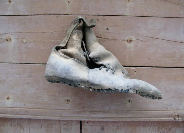 Sepatu Tua Dipaku Pintu Kayu Untuk Keberuntungan Dan Perlindungan Bagi — Stok Foto