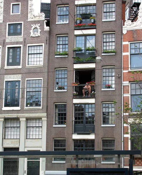 Hombre Leyendo Periódico Balcón Del Edificio Apartamentos Amsterdam Países Bajos — Foto de Stock