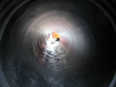 İçeride büyük su borusu var.