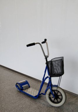 Alışveriş sepetli çevre dostu elektro scooter.