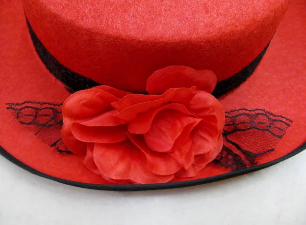 Κόκκινο Καπέλο Κόκκινο Λουλούδι — Φωτογραφία Αρχείου