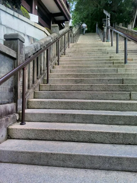 Älterer Mann Steigt Lange Treppen Hinauf Tokio Japan — Stockfoto