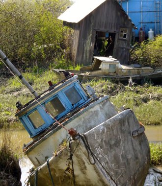 Eski terk edilmiş tekneler ve kulübe. Finn Slough, Richmond, BC, Kanada.