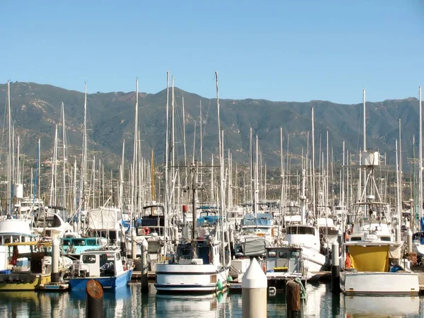 Boats Mooring Santa Barbara Harbour Santa Ynez Mountains California Usa — Stock Photo, Image