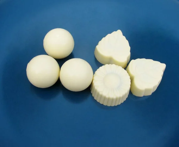 Chocolates Brancos Uma Placa Azul — Fotografia de Stock