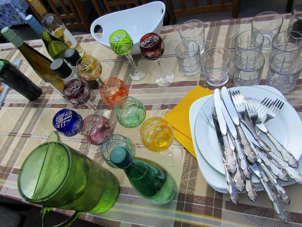 Gläser Teller Bestecke Limonadengläser Und Weinflaschen Stehen Auf Dem Terrassentisch — Stockfoto