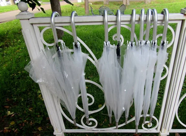 Parapluies Clairs Plastique Blanc Accrochés Une Clôture Jardin Blanche — Photo