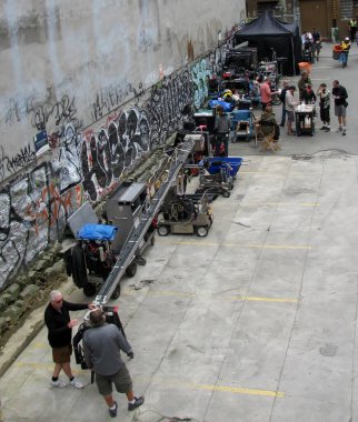 Film ekibi ve ekipmanlar bir mekan çekiminde. Gastown, Vancouver, BC, Kanada 'da açık hava film seti yapımı. Fotoğraf: 21 Haziran 2016.