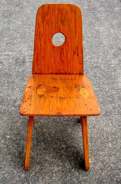 Gri Asfalt Zemin Üzerinde Eski Bir Ahşap Sandalye — Stok fotoğraf