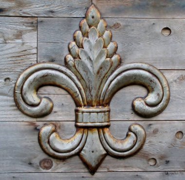 Tin plaket fleur-de-lis detayı