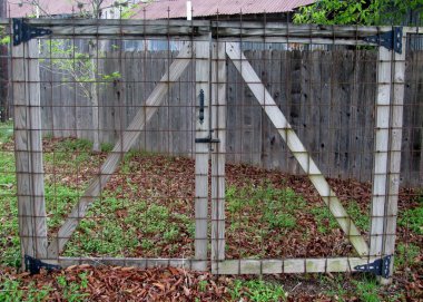 Arka bahçeler kapalı metal şebeke kapısı