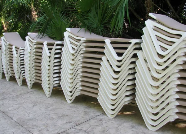 Pilhas Espreguiçadeiras Resort Tropical — Fotografia de Stock