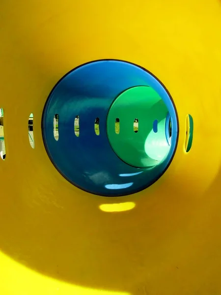 Diapositiva Tubo Túnel Plástico Amarillo Azul Verde Patio —  Fotos de Stock