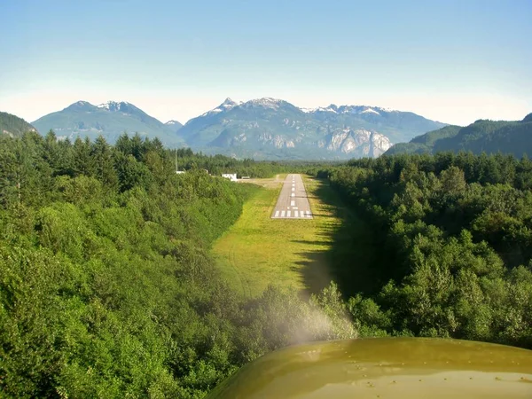 Widok Pilota Zbliża Się Lądowania Lotnisku Squamish Kolumbia Brytyjska Kanada — Zdjęcie stockowe