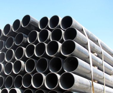 Kamyon dolusu siyah PVC boru.