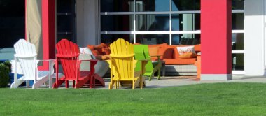 Verandadaki renkli Adirondack sandalyeleri