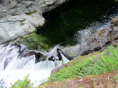 Doğal olarak oyulmuş Sooke kaya çukurları. Sooke Çukurları Parkı, Vancouver Adası, BC, Kanada